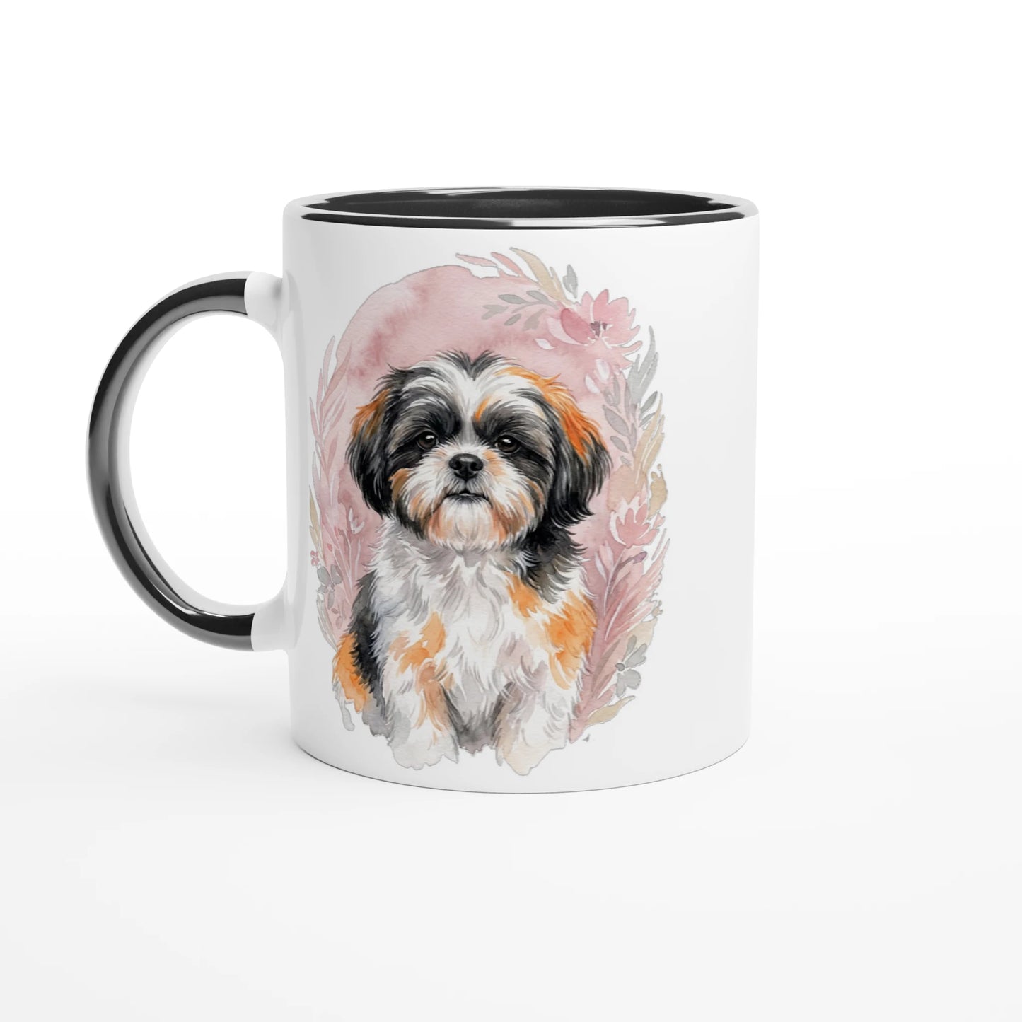 Weiße Keramiktasse mit schwarzem Henkel und schwarzer Innenseite, bedruckt mit einer aquarellartigen Illustration eines Shih Tzu Hundes vor einem zarten, rosa-blumigen Hintergrund.