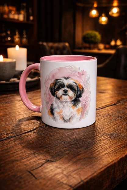Weiße Keramiktasse mit schwarzem Henkel und schwarzer Innenseite, bedruckt mit einer aquarellartigen Illustration eines Shih Tzu Hundes vor einem zarten, rosa-blumigen Hintergrund.