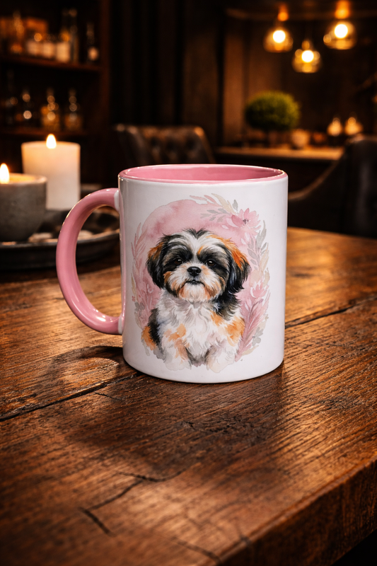 Weiße Keramiktasse mit schwarzem Henkel und schwarzer Innenseite, bedruckt mit einer aquarellartigen Illustration eines Shih Tzu Hundes vor einem zarten, rosa-blumigen Hintergrund.