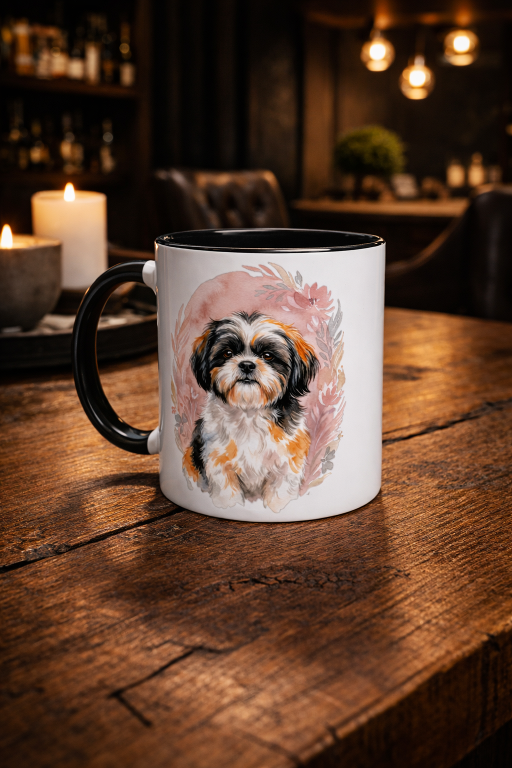 Weiße Keramiktasse mit schwarzem Henkel und schwarzer Innenseite, bedruckt mit einer aquarellartigen Illustration eines Shih Tzu Hundes vor einem zarten, rosa-blumigen Hintergrund.