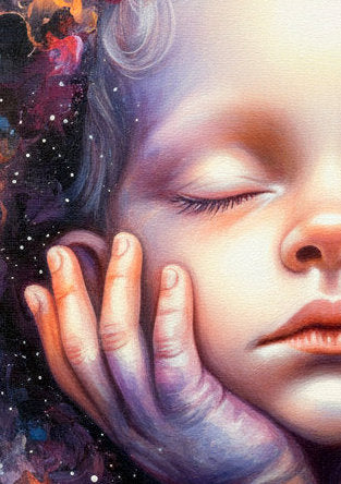Surreales digitales Wandbild eines träumenden Kindes mit geschlossenen Augen, umgeben von leuchtenden Nebeln in Blau, Violett und Orange.