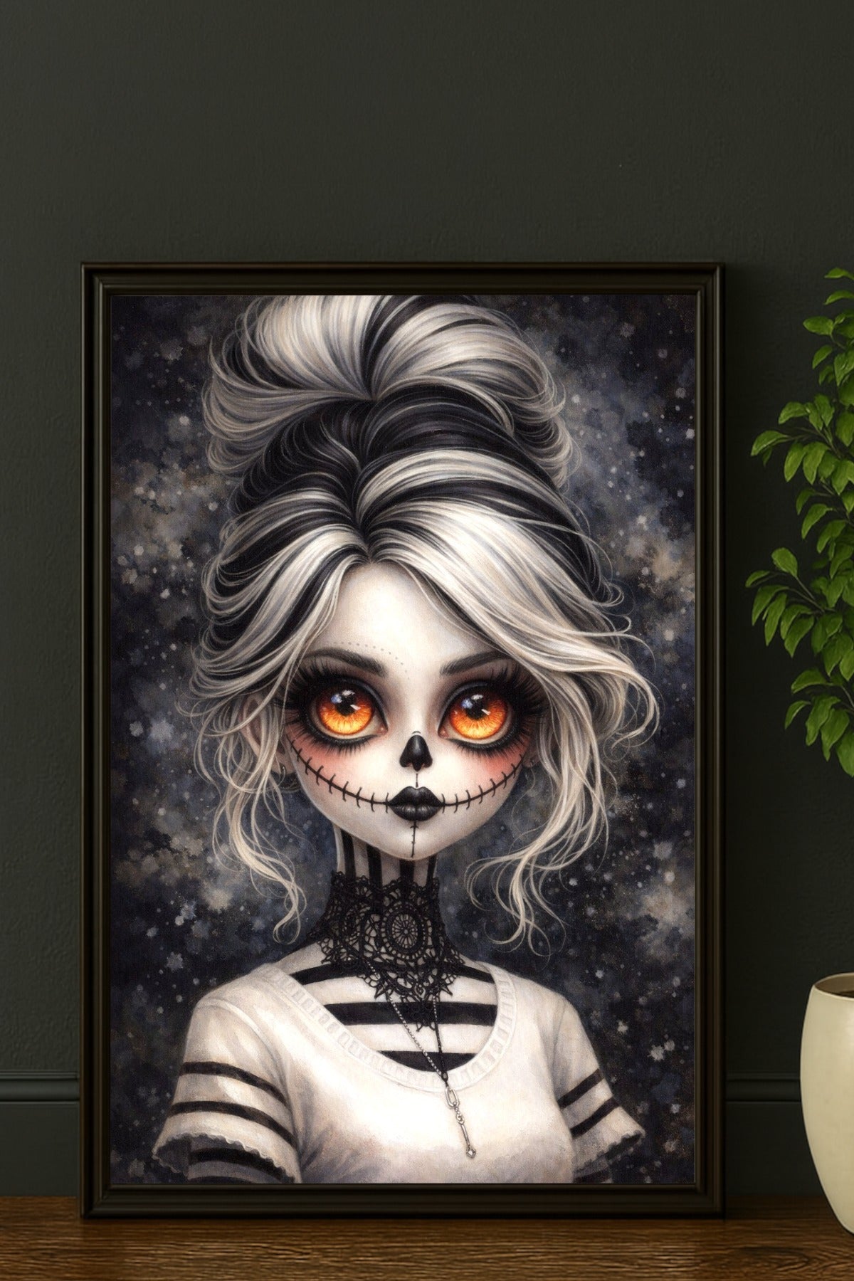 Digitales Gothic-Kunstwerk: Ein puppenhaftes Porträt mit La Catrina Totenkopf-Make-up und hypnotischen, leuchtend orangefarbenen Augen vor dunklem Hintergrund.