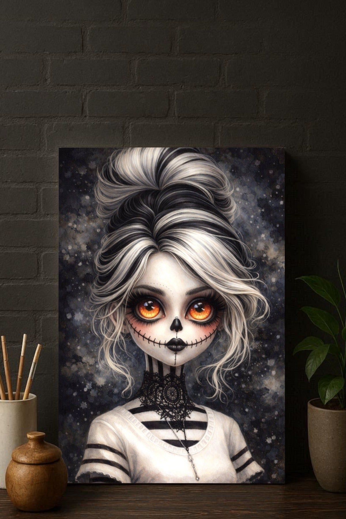Digitales Gothic-Kunstwerk: Ein puppenhaftes Porträt mit La Catrina Totenkopf-Make-up und hypnotischen, leuchtend orangefarbenen Augen vor dunklem Hintergrund.