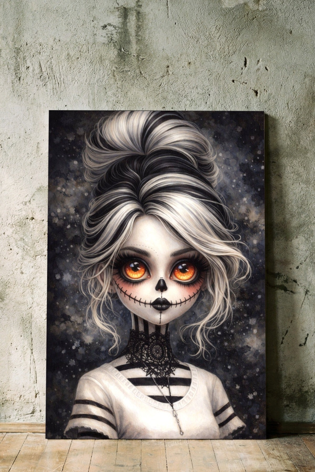 Digitales Gothic-Kunstwerk: Ein puppenhaftes Porträt mit La Catrina Totenkopf-Make-up und hypnotischen, leuchtend orangefarbenen Augen vor dunklem Hintergrund.