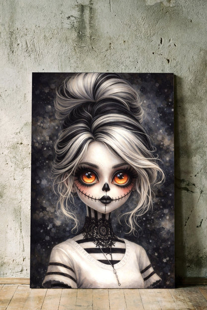 Digitales Gothic-Kunstwerk: Ein puppenhaftes Porträt mit La Catrina Totenkopf-Make-up und hypnotischen, leuchtend orangefarbenen Augen vor dunklem Hintergrund.