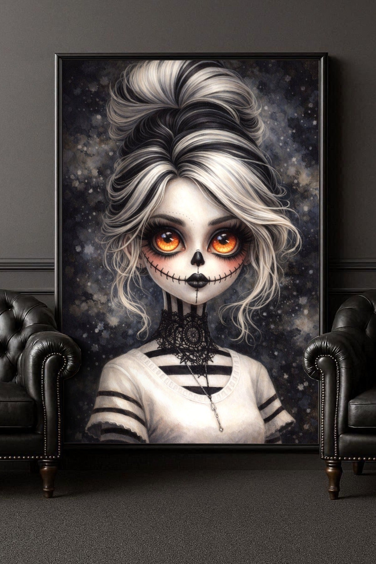 Premium Gothic-Poster: Porträt eines Mädchens mit La Catrina Make-up, hypnotischen orangefarbenen Augen und schwarzer Spitze auf einem hochwertigen matten Kunstdruck.