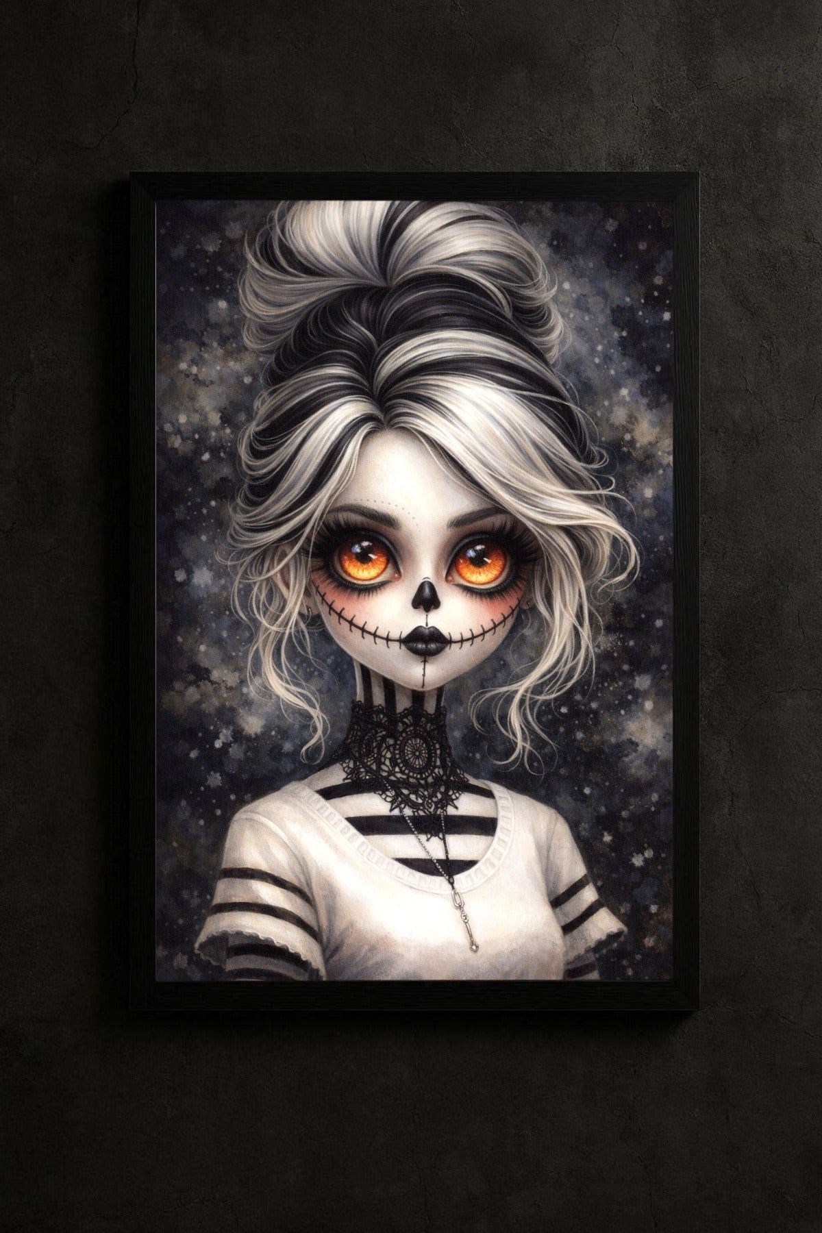 Digitales Gothic-Kunstwerk: Ein puppenhaftes Porträt mit La Catrina Totenkopf-Make-up und hypnotischen, leuchtend orangefarbenen Augen vor dunklem Hintergrund.