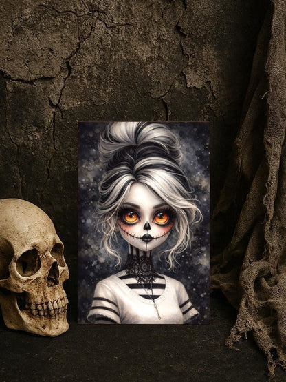 Premium Gothic-Poster: Porträt eines Mädchens mit La Catrina Make-up, hypnotischen orangefarbenen Augen und schwarzer Spitze auf einem hochwertigen matten Kunstdruck.