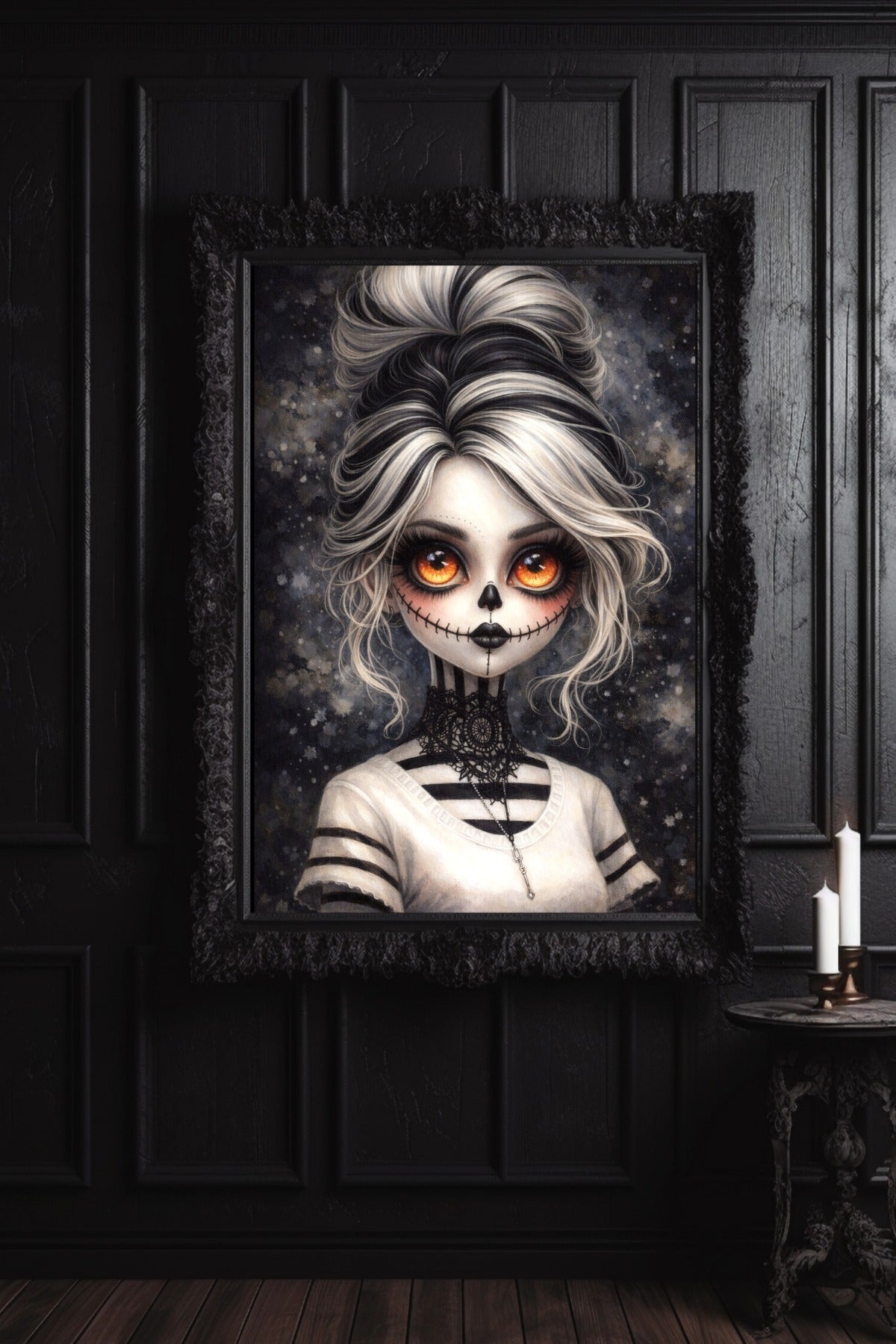 Digitales Gothic-Kunstwerk: Ein puppenhaftes Porträt mit La Catrina Totenkopf-Make-up und hypnotischen, leuchtend orangefarbenen Augen vor dunklem Hintergrund.