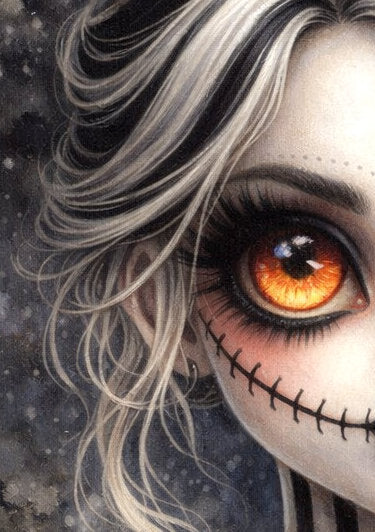 Digitales Gothic-Kunstwerk: Ein puppenhaftes Porträt mit La Catrina Totenkopf-Make-up und hypnotischen, leuchtend orangefarbenen Augen vor dunklem Hintergrund.