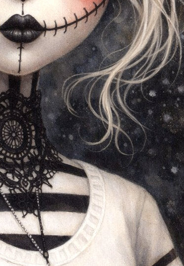 Digitales Gothic-Kunstwerk: Ein puppenhaftes Porträt mit La Catrina Totenkopf-Make-up und hypnotischen, leuchtend orangefarbenen Augen vor dunklem Hintergrund.