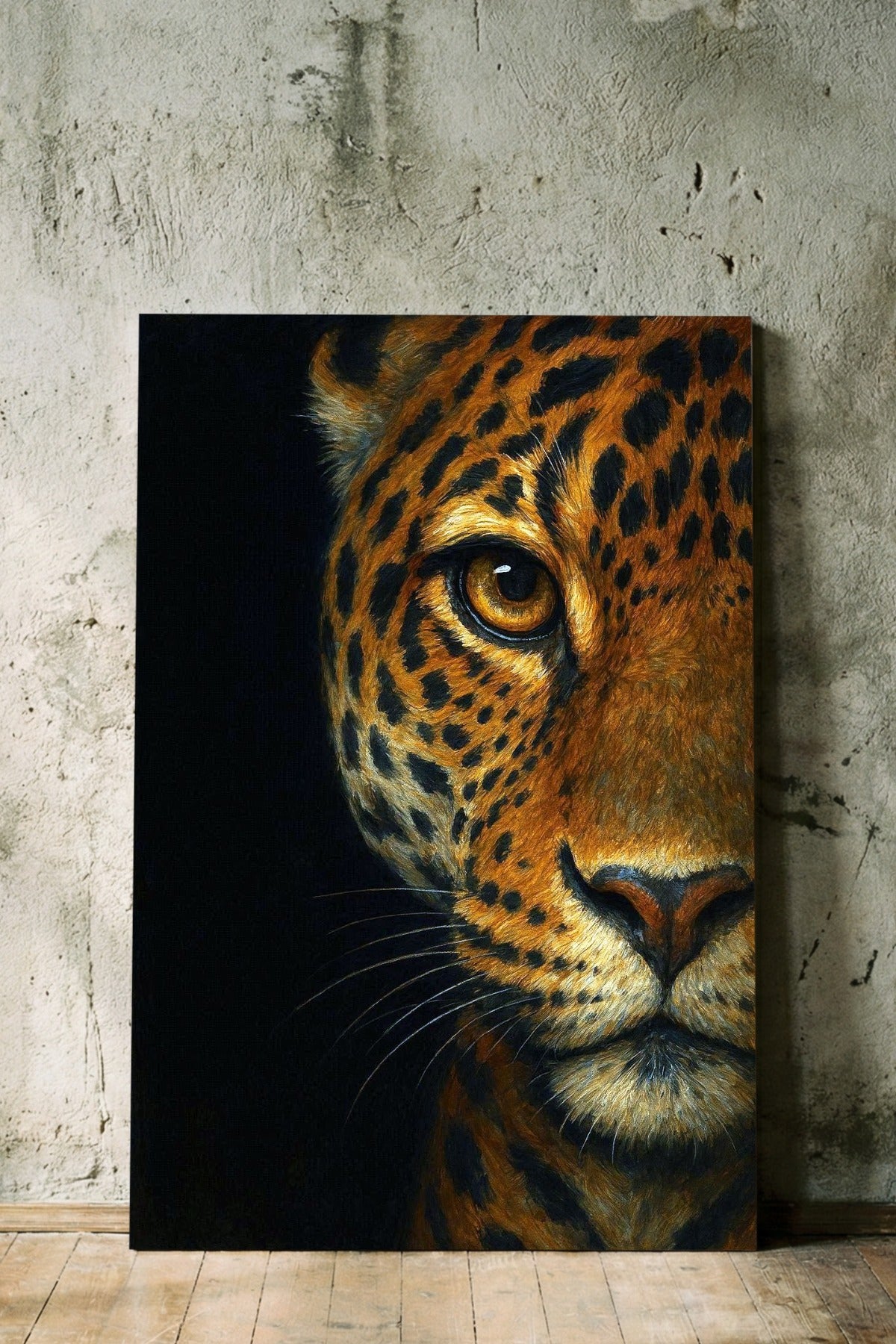 Dunkles Leopard-Porträt im modernen Stil, gold-schwarze Fellzeichnung auf tiefschwarzem Hintergrund, ausdrucksstarke Tierkunst für modernes Interior.