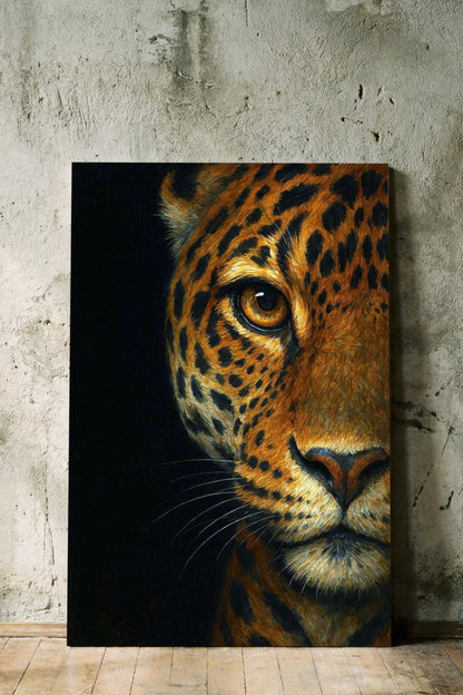 Dunkles Leopard-Porträt im modernen Stil, gold-schwarze Fellzeichnung auf tiefschwarzem Hintergrund, ausdrucksstarke Tierkunst für modernes Interior.