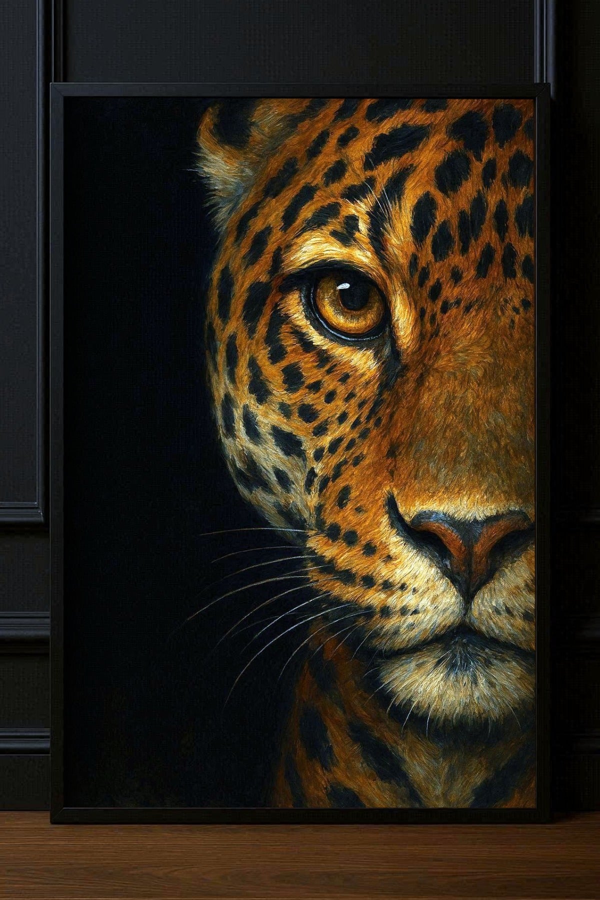 Edles Leopard-Poster mit fokussiertem Blick, gold-schwarzes Fell auf dunklem Hintergrund, moderner Kunstdruck für stilvolles Interior.