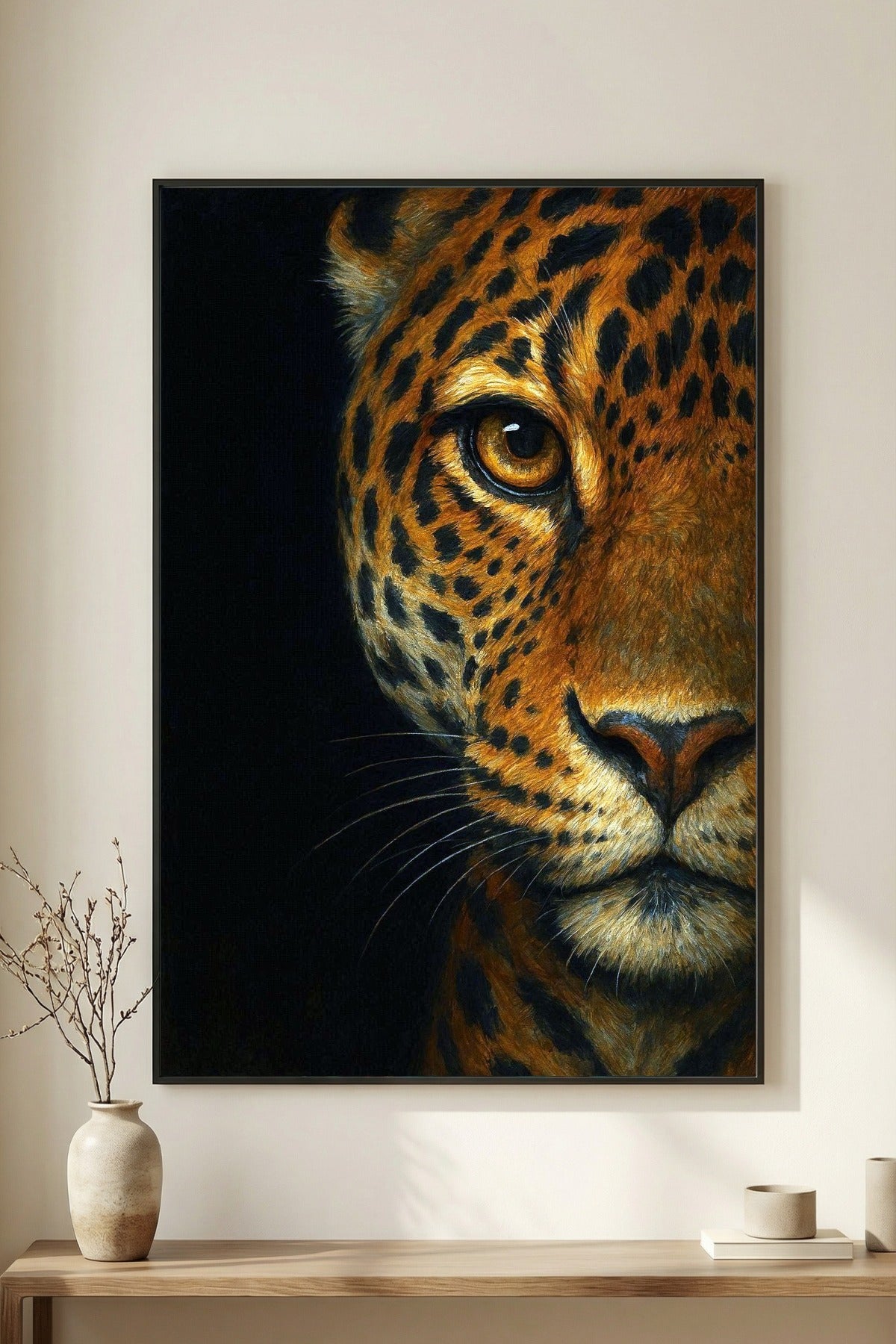 Dunkles Leopard-Porträt im modernen Stil, gold-schwarze Fellzeichnung auf tiefschwarzem Hintergrund, ausdrucksstarke Tierkunst für modernes Interior.