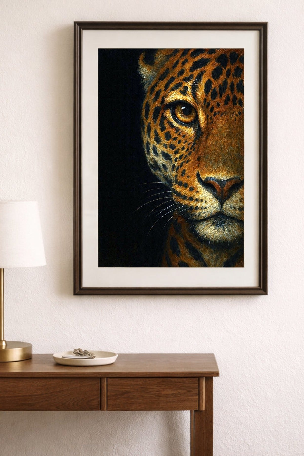 Edles Leopard-Poster mit fokussiertem Blick, gold-schwarzes Fell auf dunklem Hintergrund, moderner Kunstdruck für stilvolles Interior.