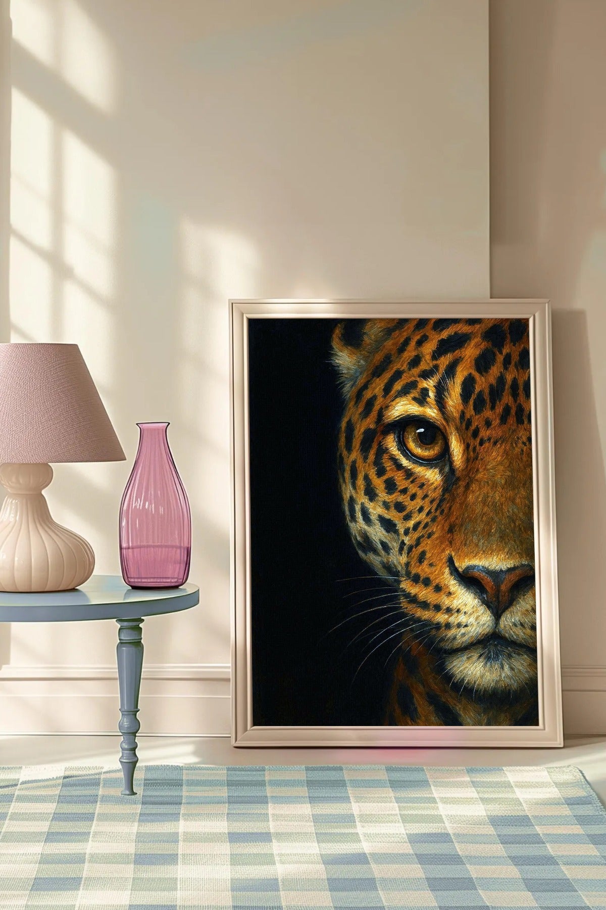 Dunkles Leopard-Porträt im modernen Stil, gold-schwarze Fellzeichnung auf tiefschwarzem Hintergrund, ausdrucksstarke Tierkunst für modernes Interior.