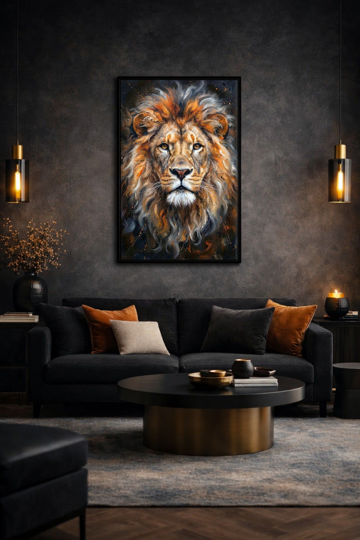 Frontal dargestellter Löwe mit voller goldbrauner Mähne vor dunklem Hintergrund als modernes Wandbild. Wohnzimmerdeko. 