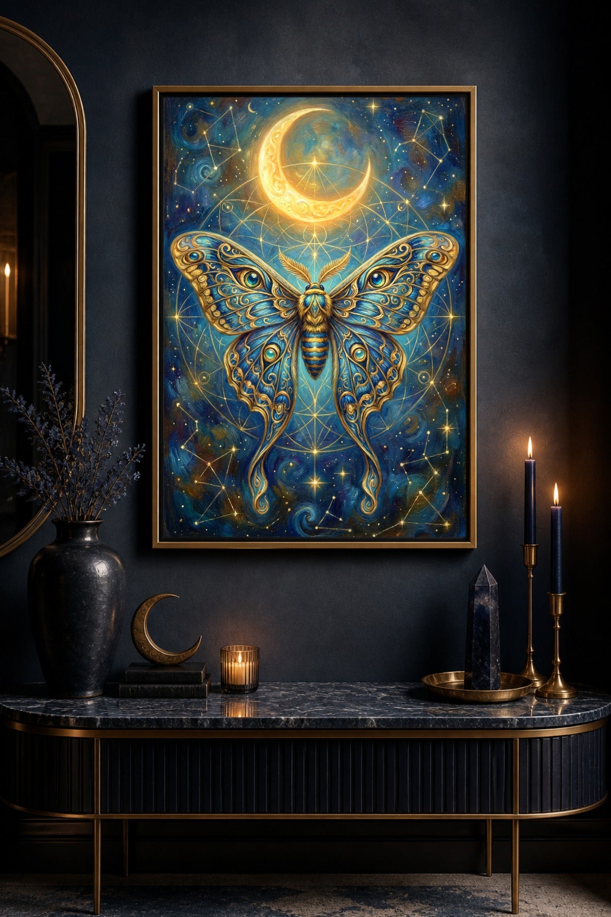 Goldene Nachtfalter-Illustration mit blau-goldenen Flügeln, Halbmond, Sternbildern und tiefblauem Himmel als ruhiges digitales Poster für moderne Wanddeko.