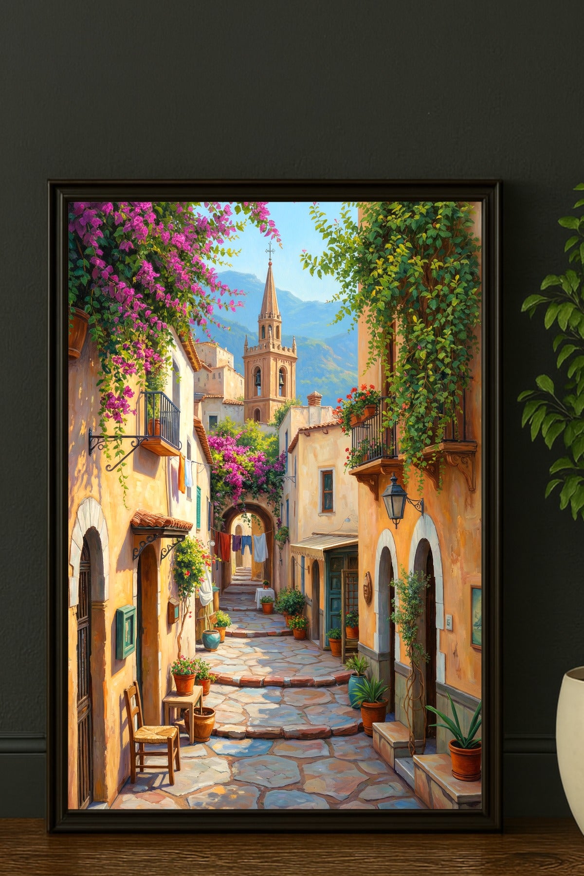 Mediterrane Gasse als Digitales Poster mit Bougainvillea, warmen Häuserfassaden, Kirchturm, Pflanzentöpfen und Bergen im Hintergrund.