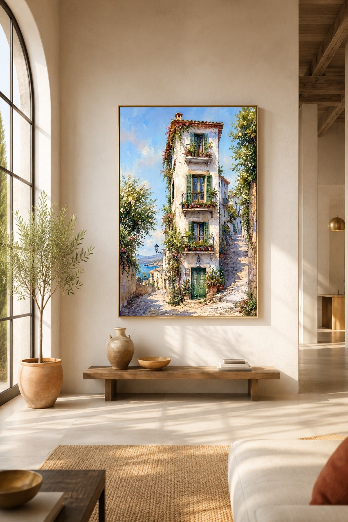 Digitales Küstenposter mit sonnigem Dorfhaus, grünen Fensterläden und mediterraner Wandkunst über Sideboard