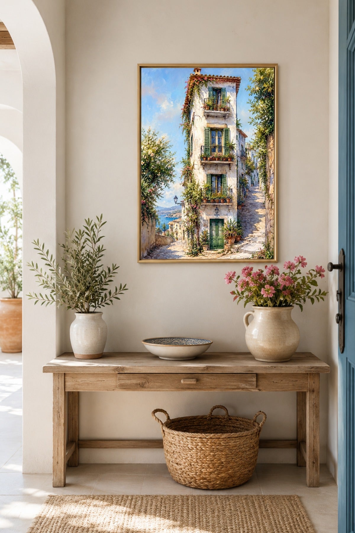 Mediterranes Dorfhaus Poster im Flur mit Naturholz, Keramik, Korb und sonniger Küstengasse als Wandbild