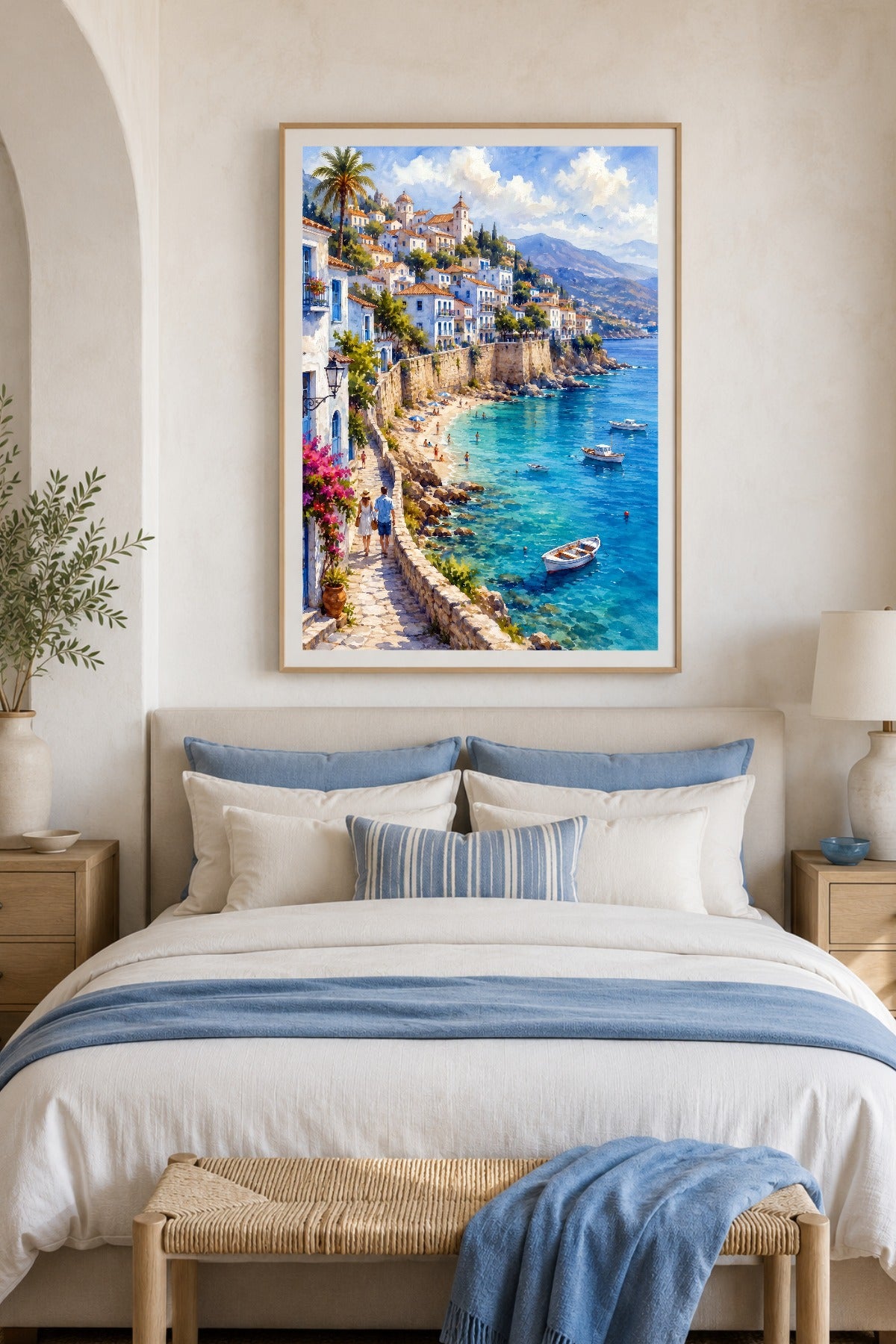 Digitales mediterranes Poster mit Küstendorf, Booten und türkisblauem Meer als Wandbild über einem hellen Bett