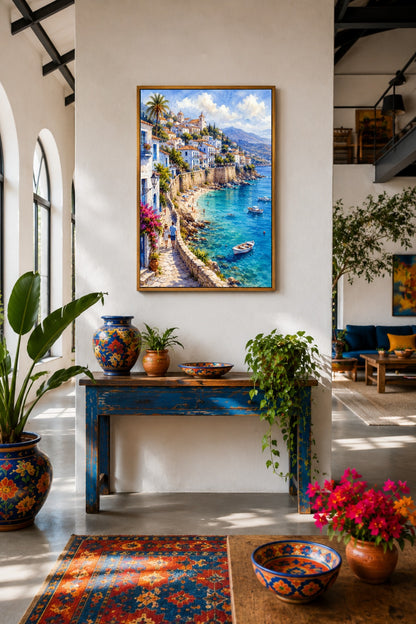 Mediterranes Wandbild mit weißem Küstendorf, Palmen und Meerblick als farbiger Akzent über blauem Sideboard