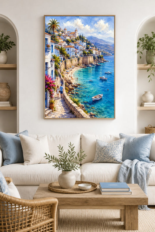 Digitales Küstenposter mit weißem Dorf, blauem Meer und kleinen Booten als sonnige Wanddeko im Wohnzimmer