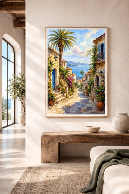 Digitales Poster mit mediterraner Steingasse, Palme, Blüten und Blick aufs Meer in einem hellen Wohnbereich