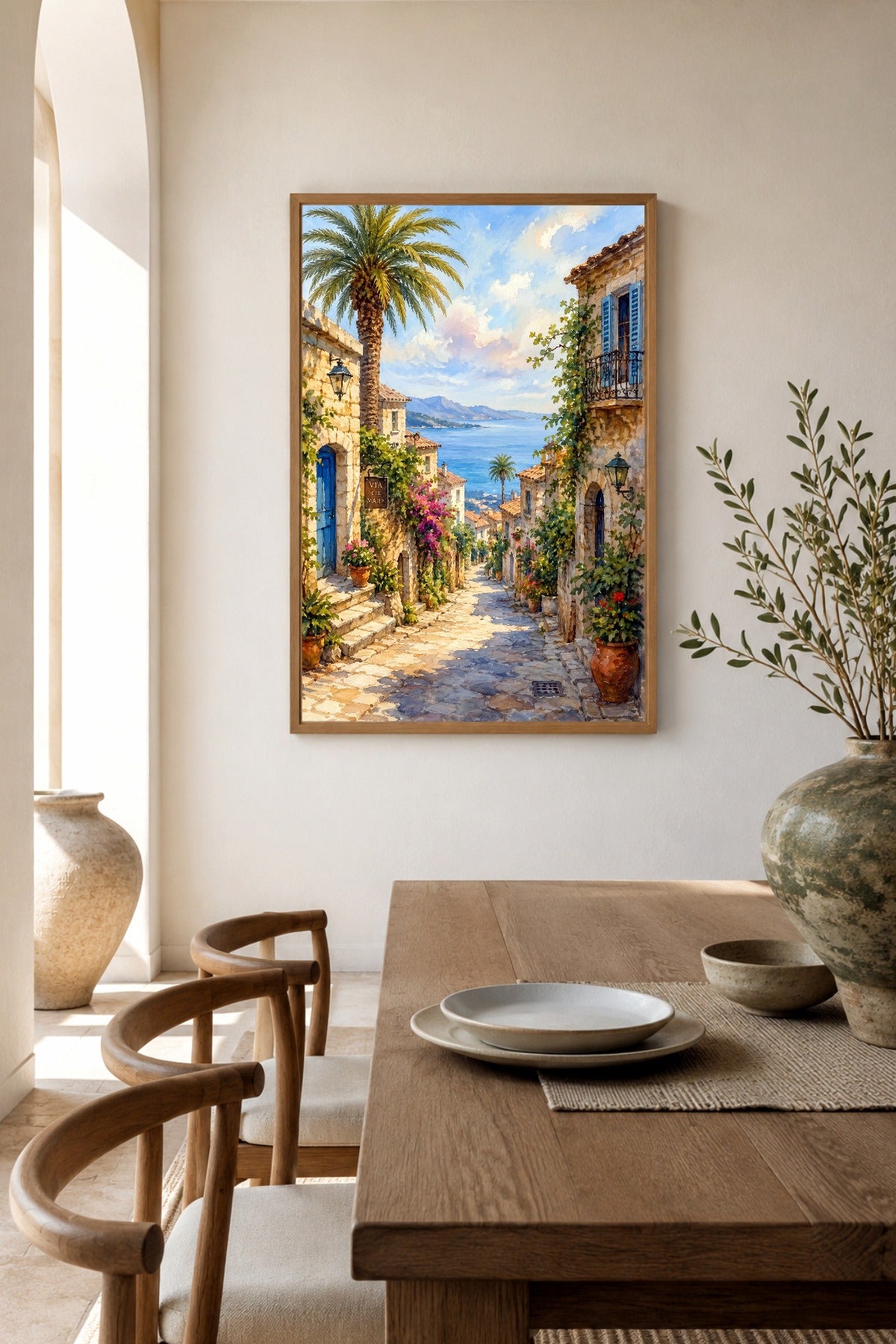 Digitales Küstenposter mit mediterraner Gasse, Palme, Meerblick und warmen Natursteinfarben im Esszimmer