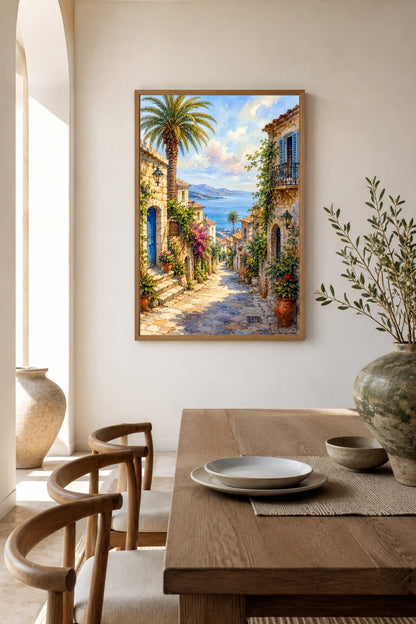Digitales Küstenposter mit mediterraner Gasse, Palme, Meerblick und warmen Natursteinfarben im Esszimmer