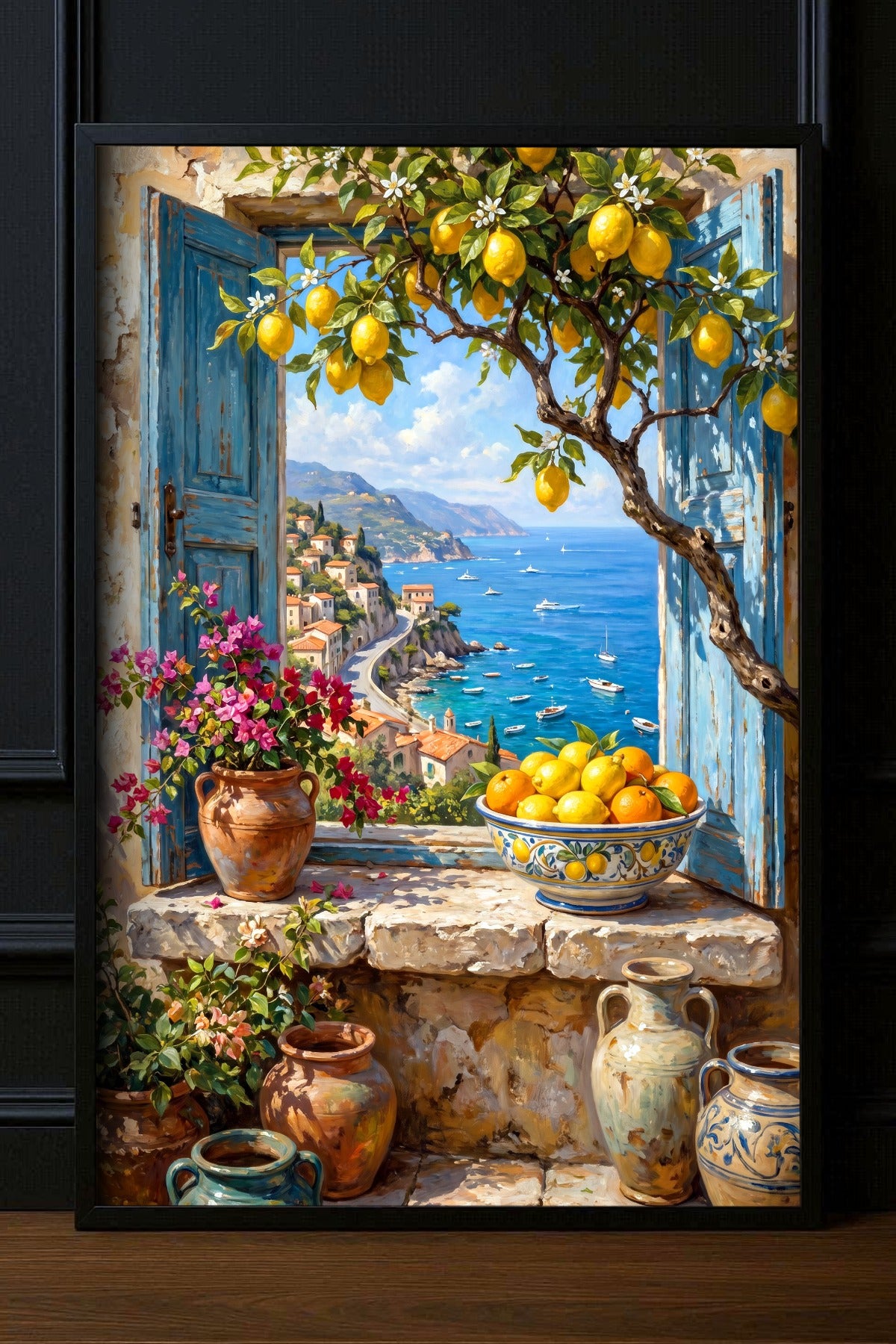 Großes mediterranes Zitronenfenster Poster mit blauen Fensterläden, gelbem Zitronenbaum, Keramikgefäßen und weitem Meerblick