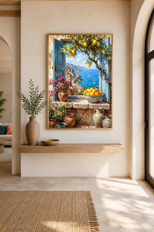 Mediterranes Poster über Holztisch mit Zitronen, blauen Fensterläden, Meerblick, rosa Blüten und Keramik für Flur oder Küche