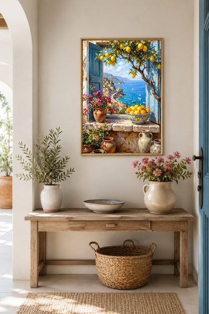Mediterranes Wandbild über rustikalem Holztisch mit Zitronenbaum, Meerblick, Keramik, rosa Blüten und blauem Türakzent