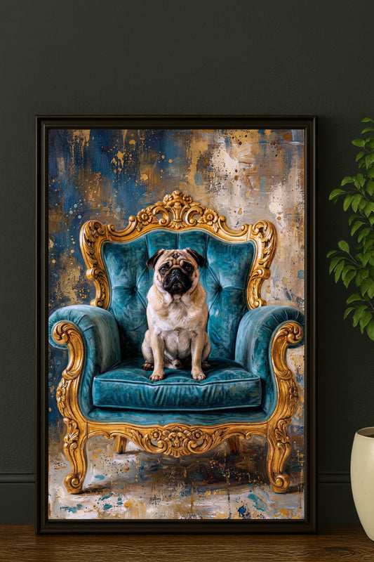 Digitales Mops Wandbild im Vintage-Stil mit Hund auf türkisfarbenem Barocksessel, goldenen Ornamenten und malerischem Hintergrund.