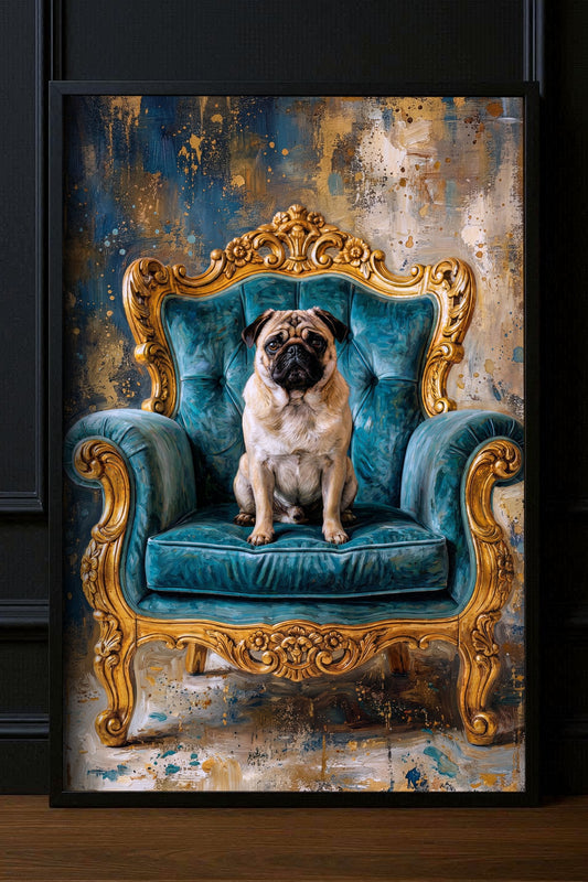 Mops auf türkisblauem Prunksessel mit goldener Schnitzerei, gemalt als edler Hunde Kunstdruck im Hochformat vor strukturierter Hintergrundfläche.
