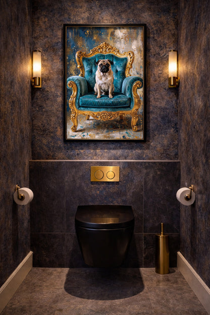 Mops Wandbild im Vintage-Stil mit goldverziertem Barocksessel, dekoratives Poster für Gäste-WC, Flur oder kleine Statement-Wand.