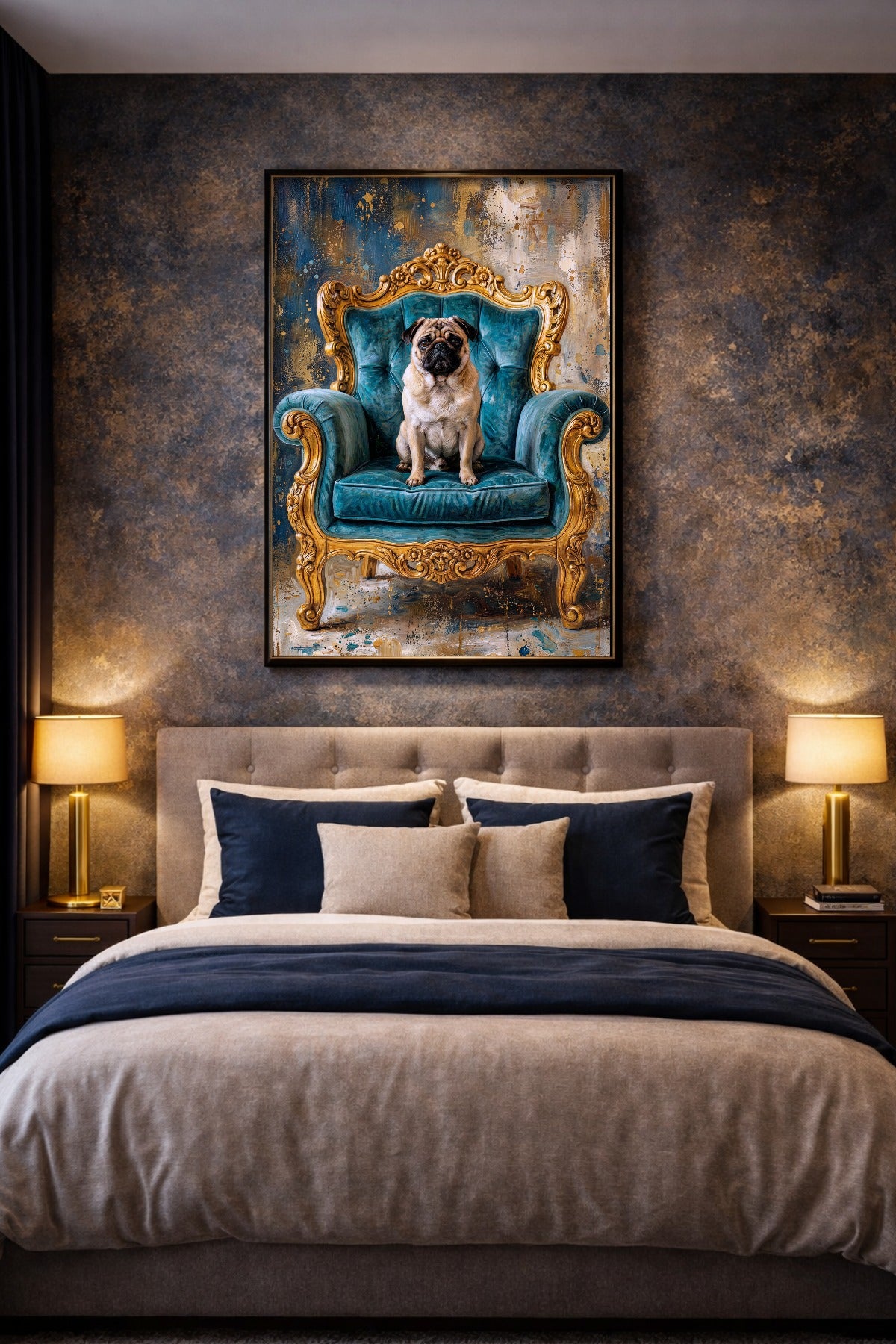 Mops im Hochformat auf einem türkisblauen Sessel mit goldener Schnitzerei, dargestellt als eleganter Kunstdruck vor strukturierter Farbkulisse. Schlafzimmerdeko