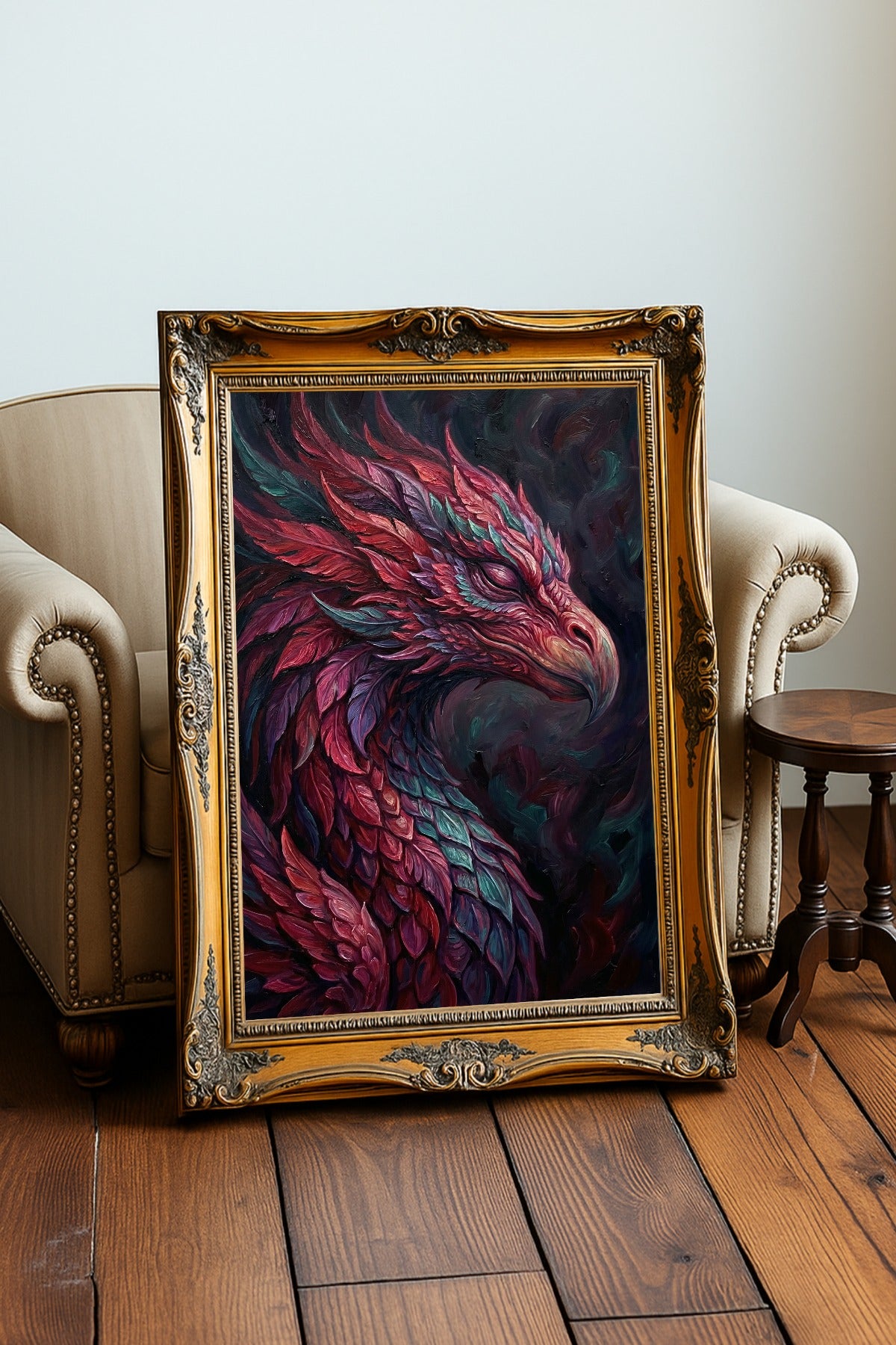 Digitales Fantasy-Wandbild mit phönixinspiriertem Vogel in Magenta, Bordeaux, Violett und Petrol vor dunklem Hintergrund, malerisch und mystisch gestaltet.