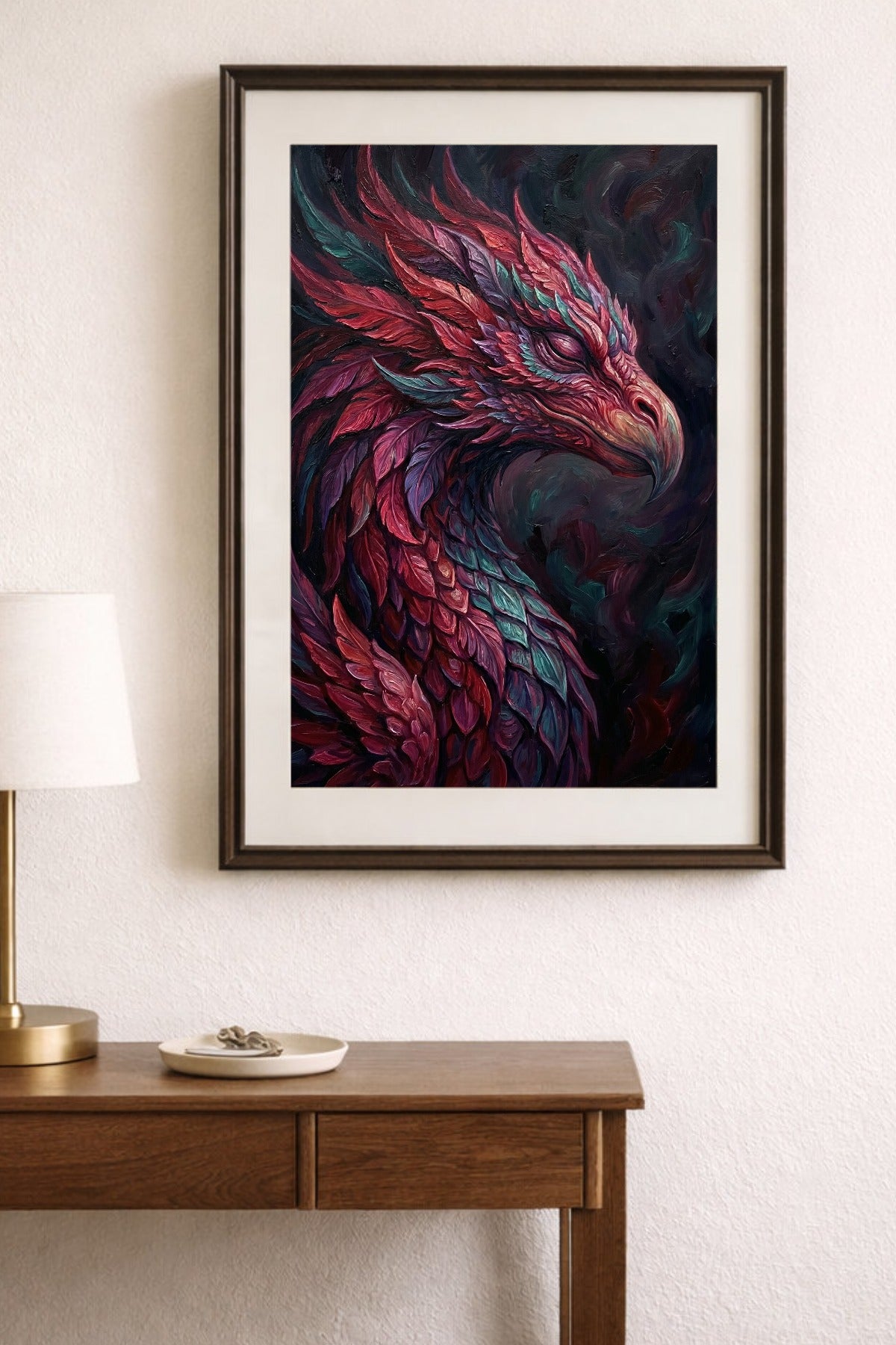 Digitales Fantasy-Wandbild mit phönixinspiriertem Vogel in Magenta, Bordeaux, Violett und Petrol vor dunklem Hintergrund, malerisch und mystisch gestaltet.