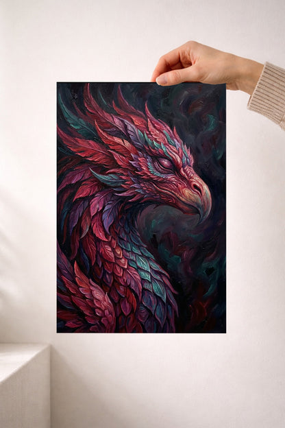 Digitales Fantasy-Wandbild mit phönixinspiriertem Vogel in Magenta, Bordeaux, Violett und Petrol vor dunklem Hintergrund, malerisch und mystisch gestaltet.