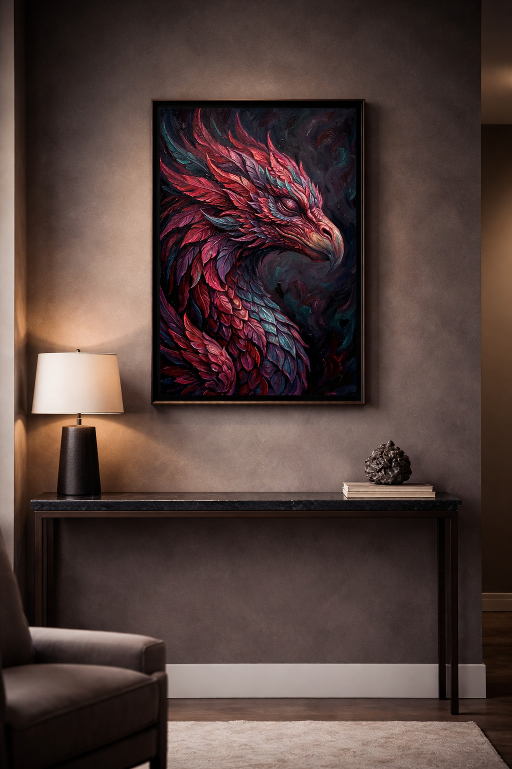 Digitales Fantasy-Wandbild mit phönixinspiriertem Vogel in Magenta, Bordeaux, Violett und Petrol vor dunklem Hintergrund, malerisch und mystisch gestaltet.