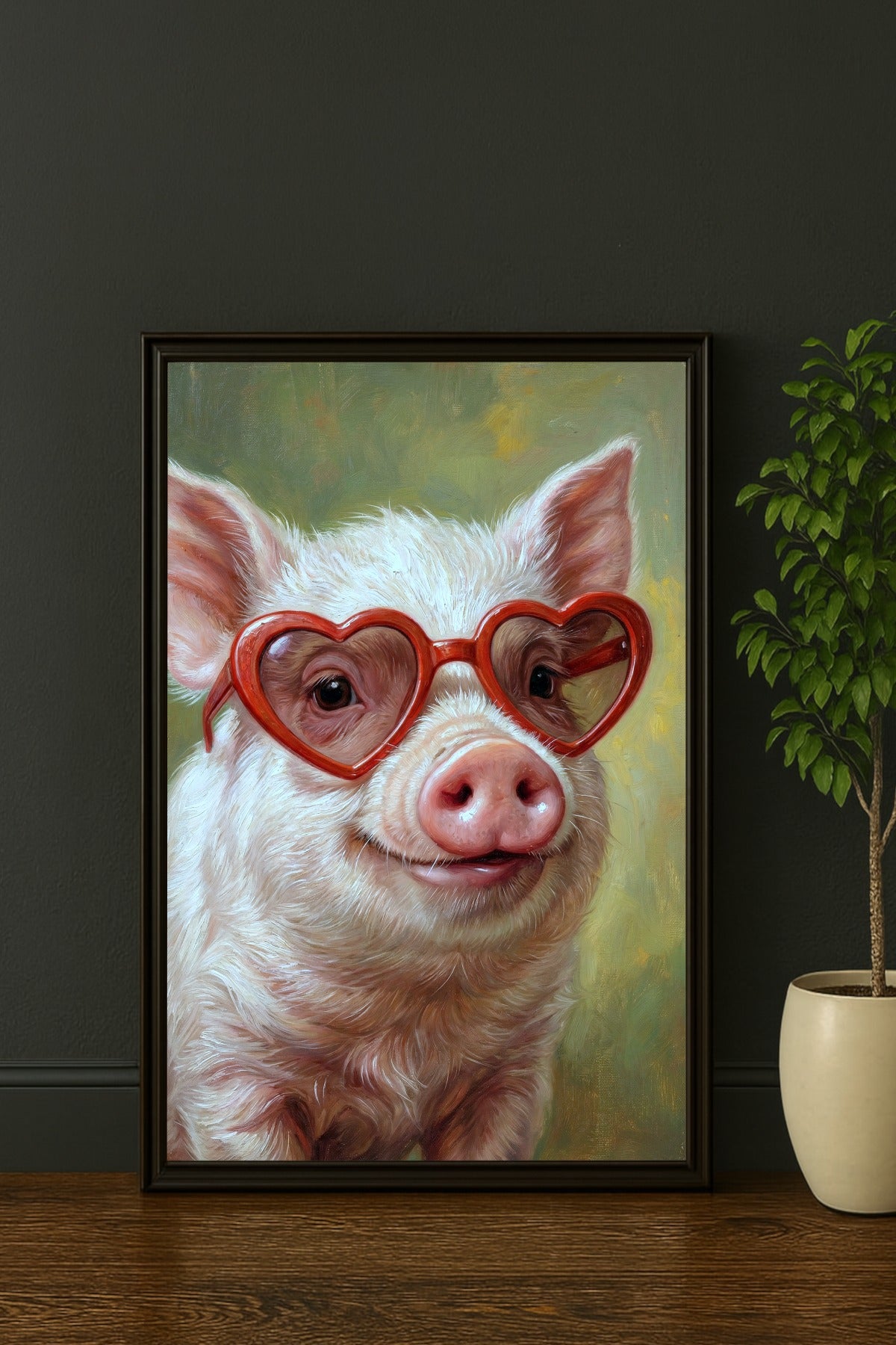 Rosafarbenes Schwein im Ölgemäldestil mit roter Herzbrille vor sanft grünem Hintergrund, als humorvolles Digitalposter im Hochformat.