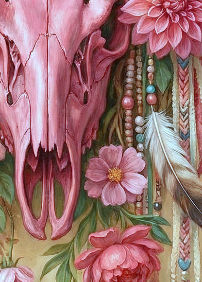 Boho-Western Wandbild mit rosa Stierschädel, cremefarbenen Blüten, Federn und floralem Schmuck für eine romantische Schlafzimmerdeko. Detailsansicht.