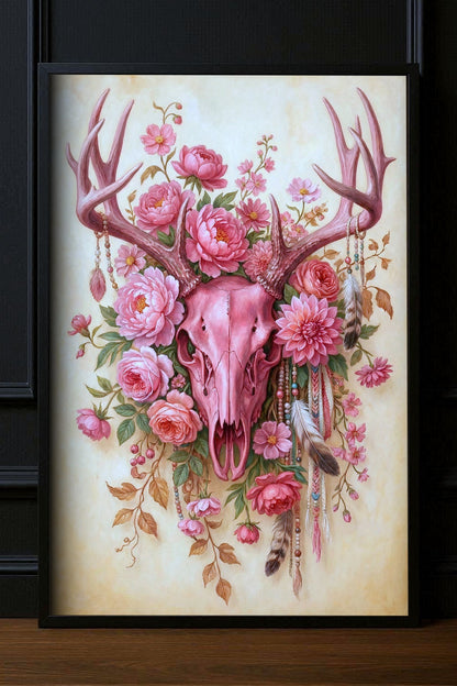 Floraler Stierschädel Kunstdruck in Rosa und Creme mit Federn und Blumenkranz – Romantische Wanddeko im Boho-Western-Stil für das Schlafzimmer.