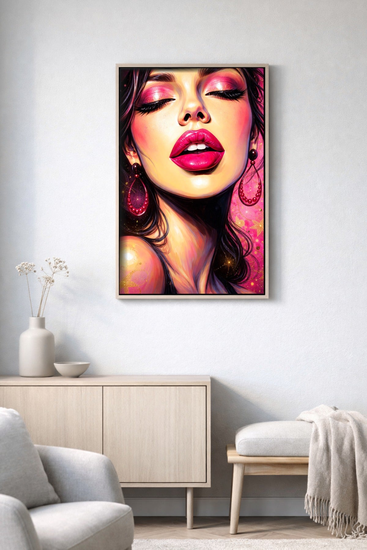 Digitales Glamour Frau Wandbild im Pop-Art-Stil mit pinkem Make-up, glänzenden Lippen, dunklem Haar und goldenen Akzenten vor leuchtendem Hintergrund.