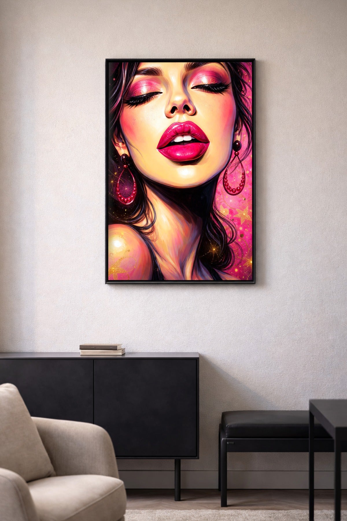 Nahaufnahme eines Frauenportraits mit glänzenden pinken Lippen, rosa Glitzer-Augenmake-up, dunklen Haaren und dekorativen pinken Ohrringen vor leuchtender Farbkulisse.