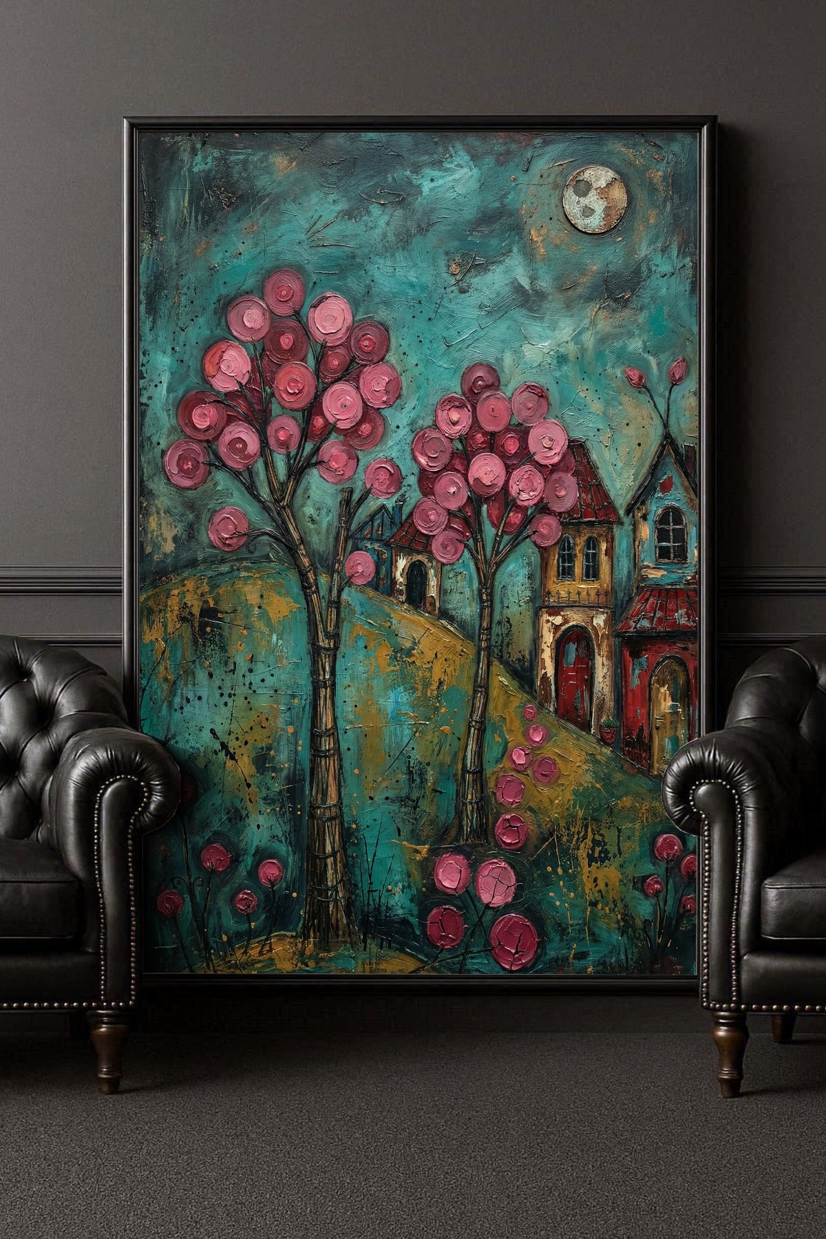 Farbenfrohes Folk-Art-Gemälde eines verträumten Dorfes bei Nacht; mit leuchtend rosa Blütenbäumen, kleinen Häusern und einem Vollmond vor einem texturreichen, türkisblauen Himmel.