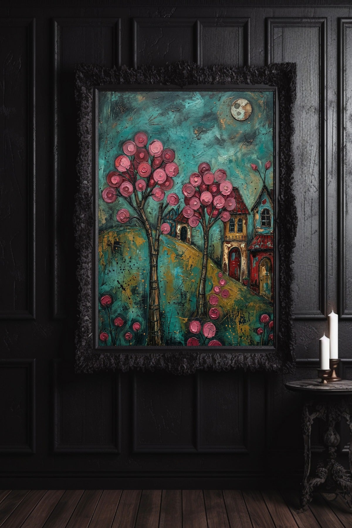 Farbenfrohes Folk-Art-Gemälde eines verträumten Dorfes bei Nacht; mit leuchtend rosa Blütenbäumen, kleinen Häusern und einem Vollmond vor einem texturreichen, türkisblauen Himmel.